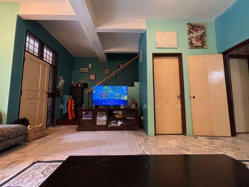 Rumah Teres 2.5 Tingkat untuk Dijual di Taman Equine (Seri Kembangan) - Azli Ibrahim - Living Room - PropertyGuru.com.my