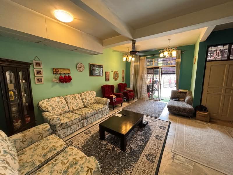 Rumah Teres 2.5 Tingkat untuk Dijual di Taman Equine (Seri Kembangan) - Azli Ibrahim - Living Room - PropertyGuru.com.my