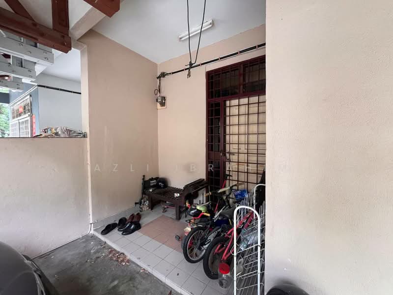 Rumah Teres 2.5 Tingkat untuk Dijual di Taman Equine (Seri Kembangan) - Azli Ibrahim - Entrance - PropertyGuru.com.my