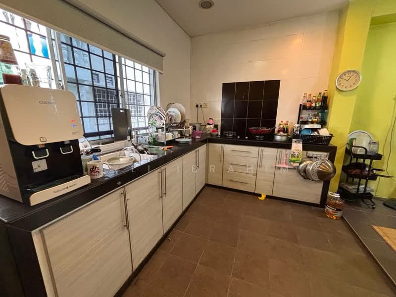 Rumah Teres 2.5 Tingkat untuk Dijual di Taman Equine (Seri Kembangan) - Azli Ibrahim - Kitchen - PropertyGuru.com.my