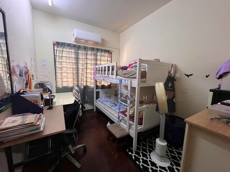 Rumah Teres 2.5 Tingkat untuk Dijual di Taman Equine (Seri Kembangan) - Azli Ibrahim - Bedroom - PropertyGuru.com.my