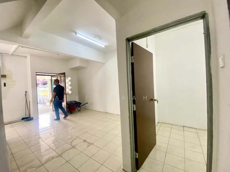 Rumah Teres 2 Tingkat untuk Dijual di Taman Lestari Putra (Seri Kembangan) - Azli Ibrahim - Interior - PropertyGuru.com.my