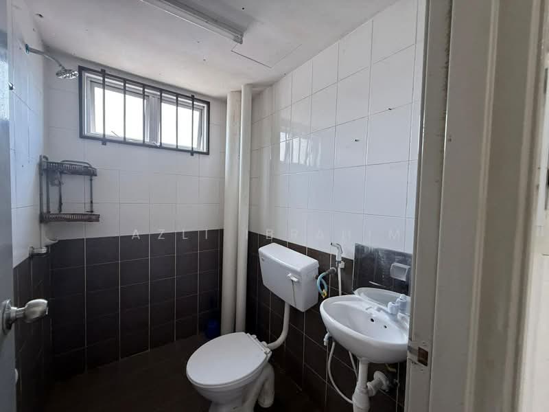 Kondominium untuk Dijual di Pangsapuri Saujana Gombak - Azli Ibrahim - Bathroom - PropertyGuru.com.my