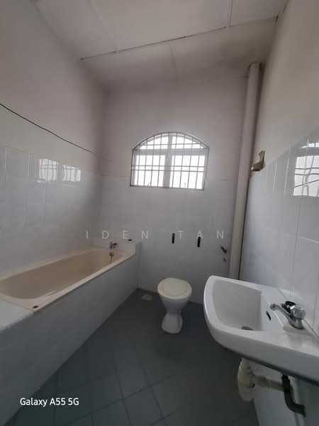 2.5-storey Terraced House for Sale in Taman Pulai Utama (Skudai) - Iden Tan - Bathroom - PropertyGuru.com.my