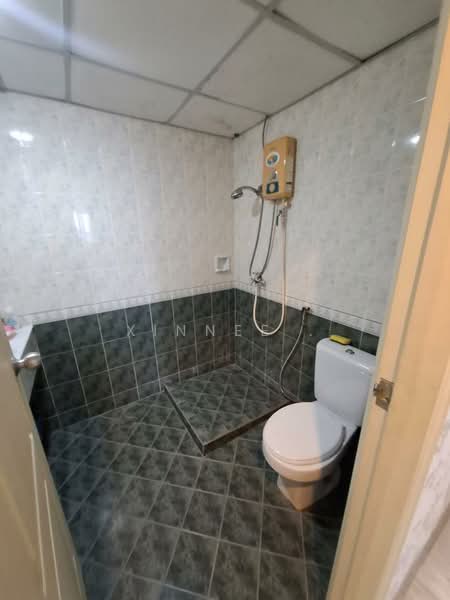Kondominium untuk Disewa di Marina Bay Condominium - Xinnee . - Bathroom - PropertyGuru.com.my