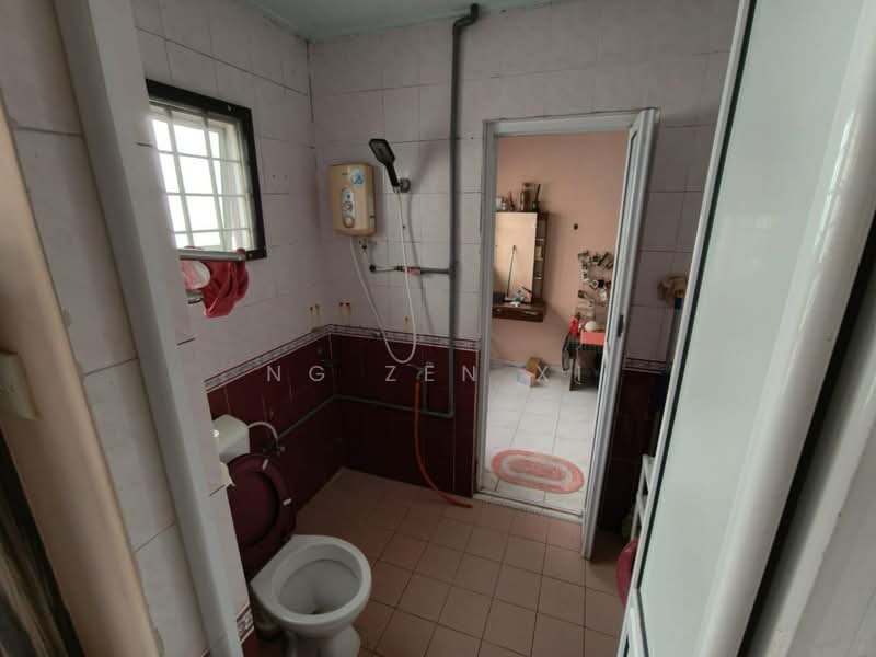 2-storey Terraced House for Sale in Taman Putri Kulai (Kulai) - NG ZEN XI - Bathroom - PropertyGuru.com.my