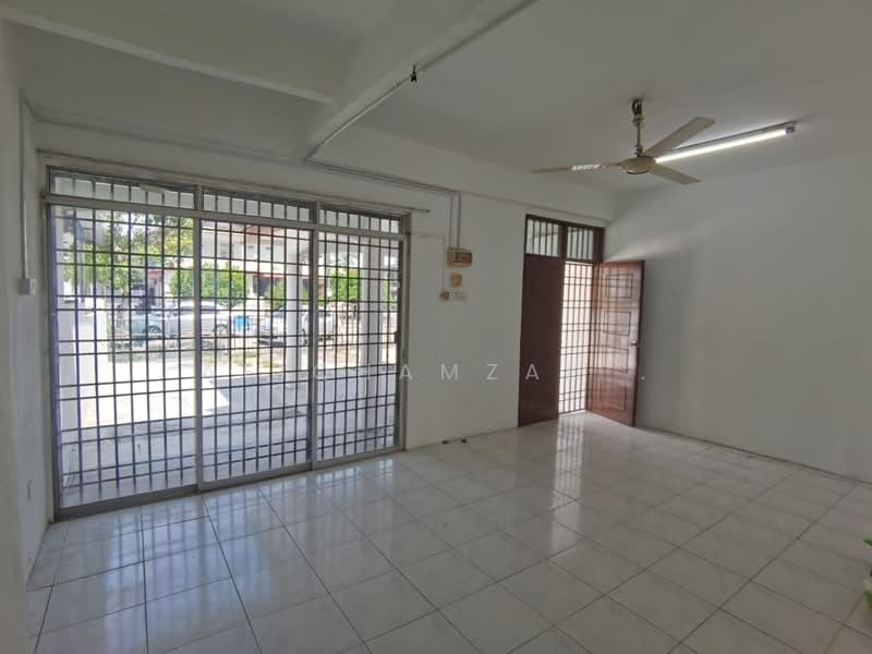 Rumah Teres 2 Tingkat untuk Disewa di Taman Kasawari (Simpang Ampat) - AfiqHamzah . - Living Room - PropertyGuru.com.my