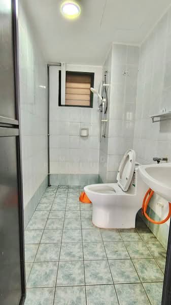 Apartment for Sale at Kinrara Ria - Mohd Ridzuan - Bathroom - PropertyGuru.com.my
