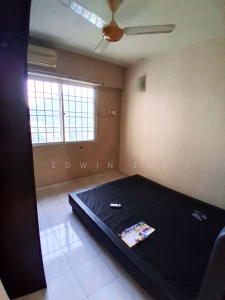 Pangsapuri untuk Disewa di Taman Pekaka Block 31 - Edwin Ewe - Bedroom - PropertyGuru.com.my
