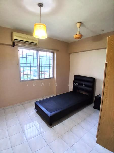 Pangsapuri untuk Disewa di Taman Pekaka Block 31 - Edwin Ewe - Bedroom - PropertyGuru.com.my