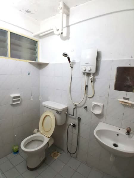 Pangsapuri untuk Disewa di Taman Pekaka Block 31 - Edwin Ewe - Bathroom - PropertyGuru.com.my