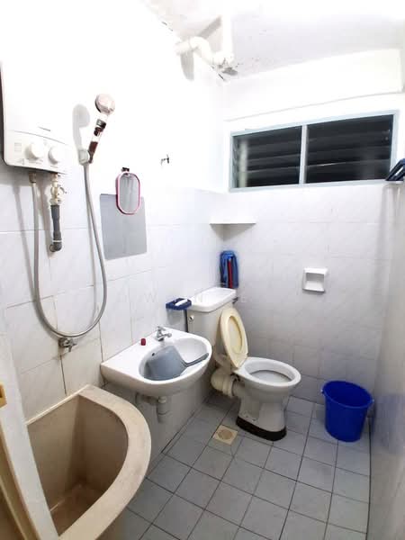Pangsapuri untuk Disewa di Taman Pekaka Block 31 - Edwin Ewe - Bathroom - PropertyGuru.com.my