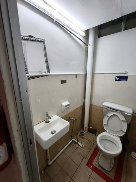 Shop / Office for Rent in Taman Mutiara (Jelutong) - Daniel Phang - Bathroom - PropertyGuru.com.my