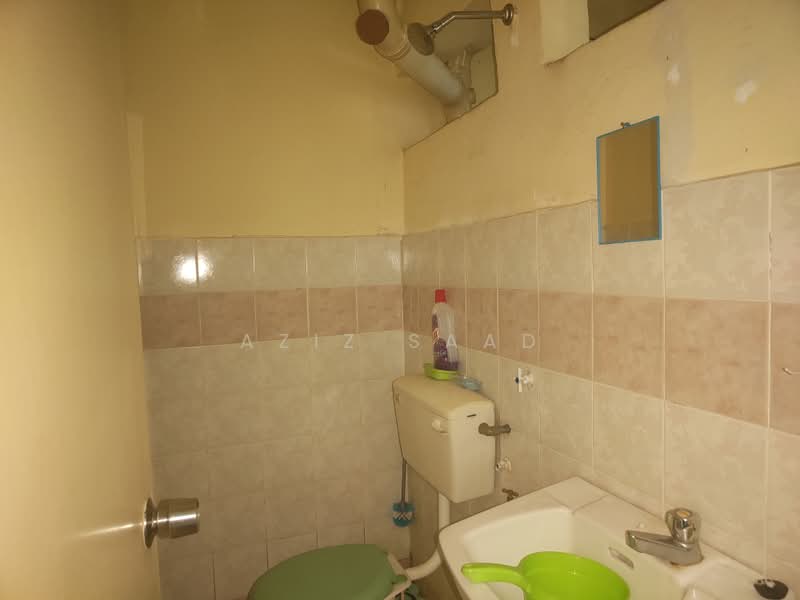 Pangsapuri untuk Dijual di Anggerik Apartment - Aziz Saad - Bathroom - PropertyGuru.com.my