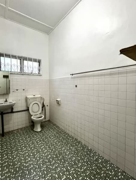 Rumah Berkembar untuk Dijual di Taman Nong Chik (Johor Bahru) - Alice Kang - Bathroom - PropertyGuru.com.my