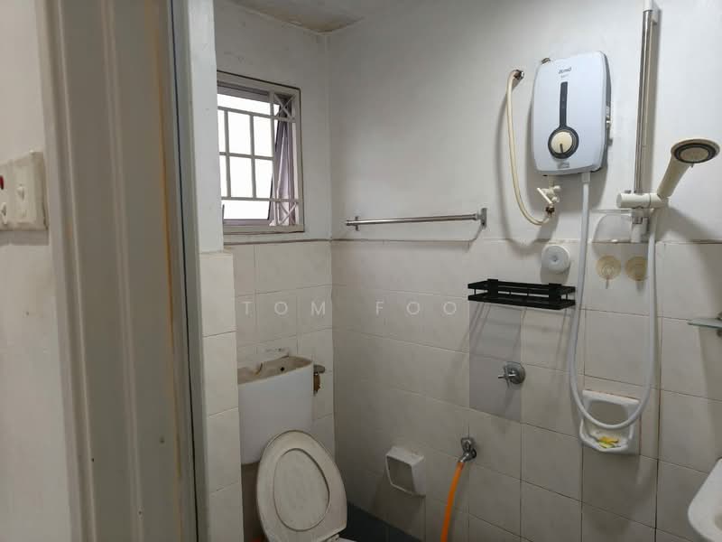 Apartment for Rent at Pangsapuri Jati 2 - Tom Foo - Bathroom - PropertyGuru.com.my
