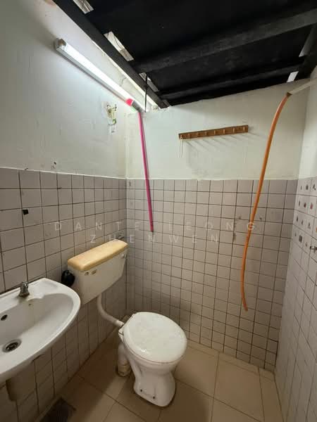 Pangsapuri untuk Disewa di Taman Koperasi Maju Jaya - Dante Leong Zhenwen - Bathroom - PropertyGuru.com.my