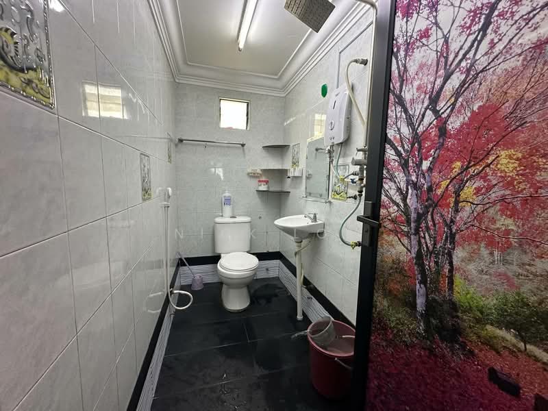 Rumah Teres untuk Disewa di Taman Damai Jaya (Skudai) - Nick Low - Bathroom - PropertyGuru.com.my
