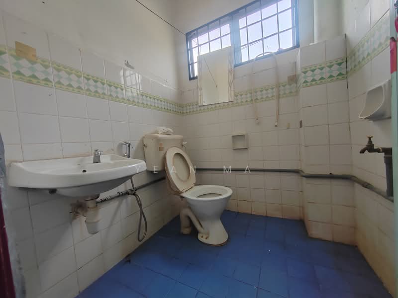 Rumah Teres 2 Tingkat untuk Disewa di Bandar Country Homes (Rawang) - Yean Ma - Bathroom - PropertyGuru.com.my