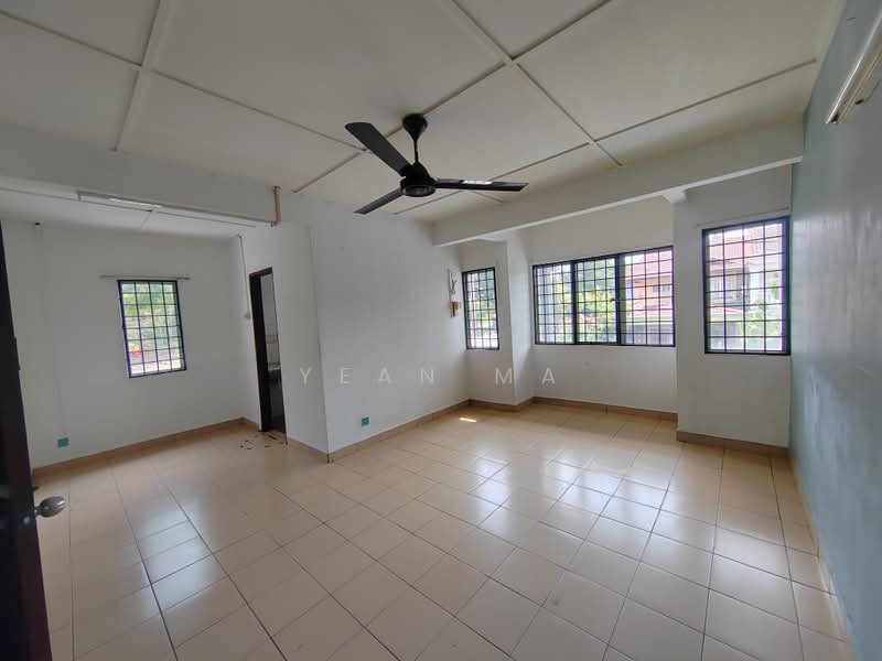 Rumah Teres 2 Tingkat untuk Disewa di Bandar Country Homes (Rawang) - Yean Ma - Living Room - PropertyGuru.com.my