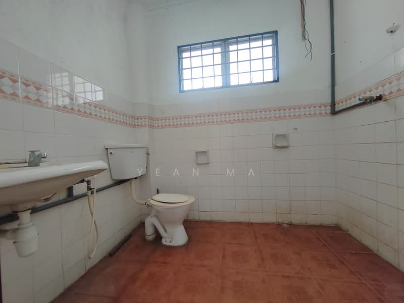 Rumah Teres 2 Tingkat untuk Disewa di Bandar Country Homes (Rawang) - Yean Ma - Bathroom - PropertyGuru.com.my