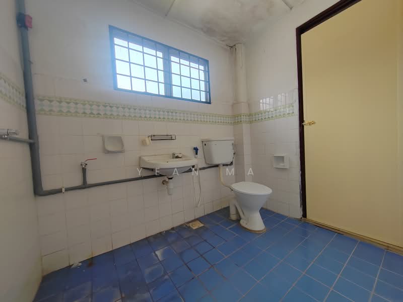 Rumah Teres 2 Tingkat untuk Disewa di Bandar Country Homes (Rawang) - Yean Ma - Bathroom - PropertyGuru.com.my