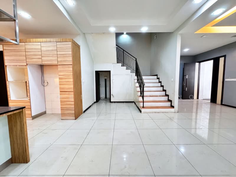 3-storey Terraced House for Sale in Taman Tropika 2 (Kajang) - Herman Sazwan Nor Rahim - Dining Room - PropertyGuru.com.my