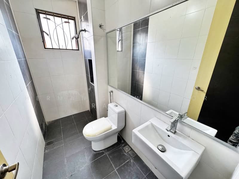 3-storey Terraced House for Sale in Taman Tropika 2 (Kajang) - Herman Sazwan Nor Rahim - Bathroom - PropertyGuru.com.my