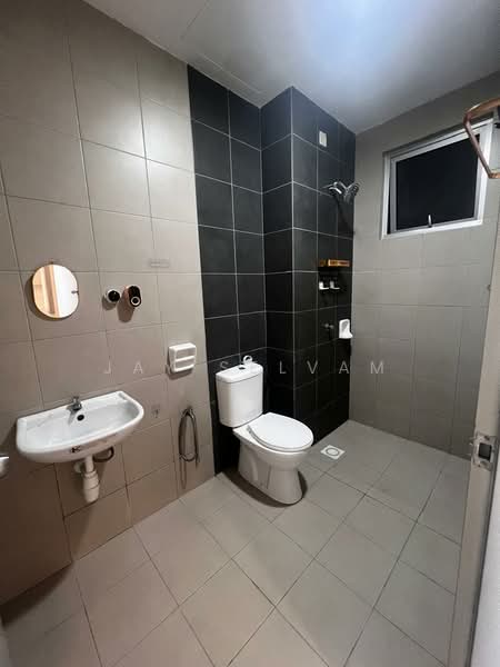 Service Residence for Rent at SkyLake Residence - Jay Selvam - Master Bathroom - PropertyGuru.com.my