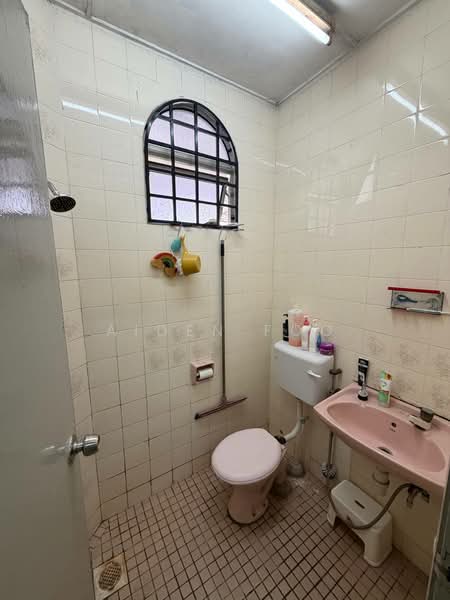 1-storey Terraced House for Sale in Bandar Kinrara Seksyen 1 (Bandar Kinrara) - Aiden Foo - Bathroom - PropertyGuru.com.my