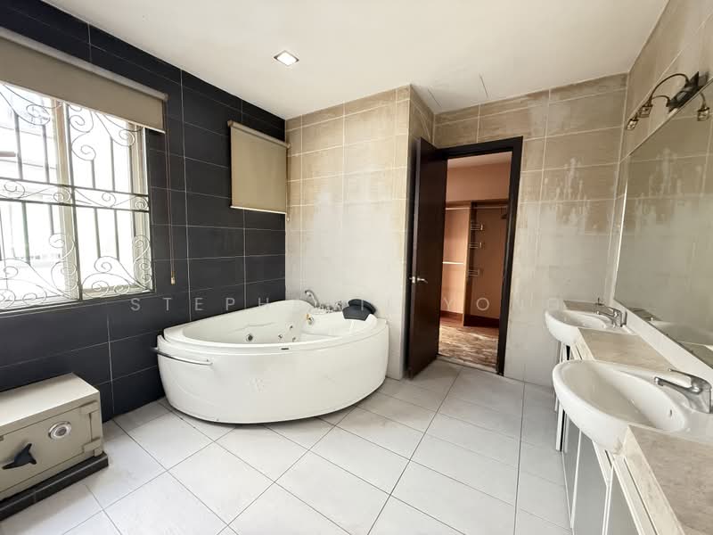 Bungalow for Rent in Taman Yarl (Jalan Klang Lama (Old Klang Road)) - Stephanie Yong - Bathroom - PropertyGuru.com.my