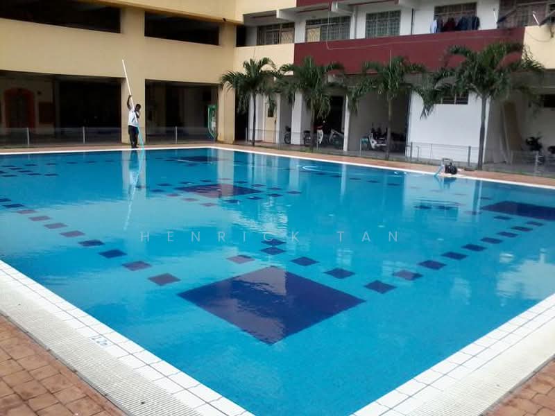 Pangsapuri untuk Dijual di Mentari Court 2, Bandar Sunway - Henrick Tan - Pool - PropertyGuru.com.my