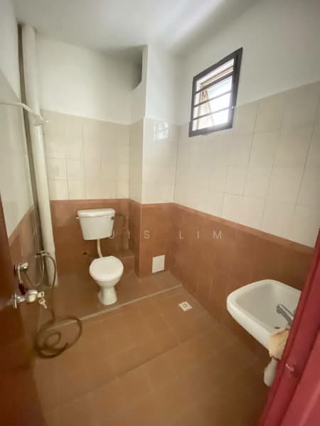 Pangsapuri untuk Disewa di Larkin Indah - Luis Lim - Bathroom - PropertyGuru.com.my