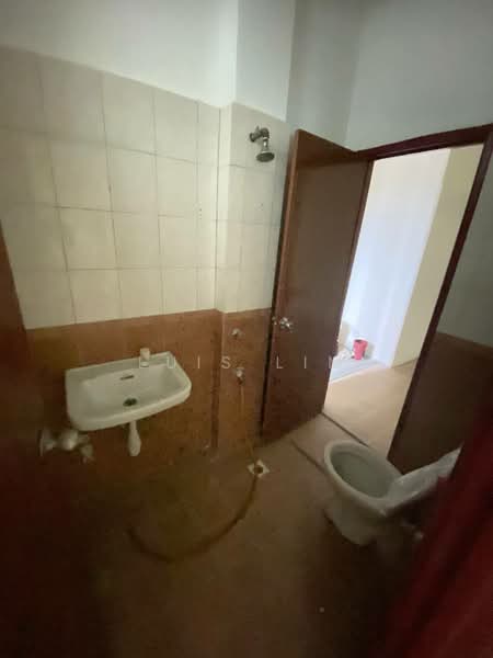 Pangsapuri untuk Disewa di Larkin Indah - Luis Lim - Bathroom - PropertyGuru.com.my