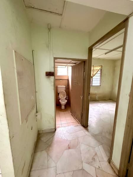 Rumah Flat untuk Dijual di Desa Petaling Flat - Amoss Yee - Bathroom - PropertyGuru.com.my