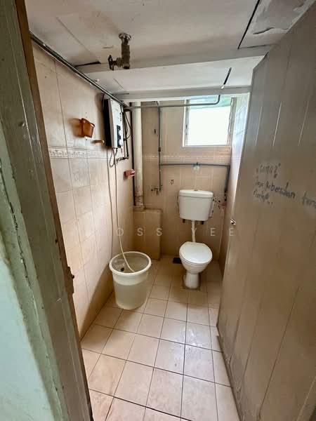Rumah Flat untuk Dijual di Desa Petaling Flat - Amoss Yee - Bathroom - PropertyGuru.com.my