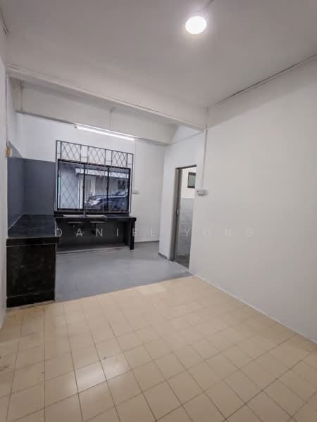 2-storey Terraced House for Sale in Taman Desa Cemerlang (Ulu Tiram) - Daniel Yong - Kitchen - PropertyGuru.com.my
