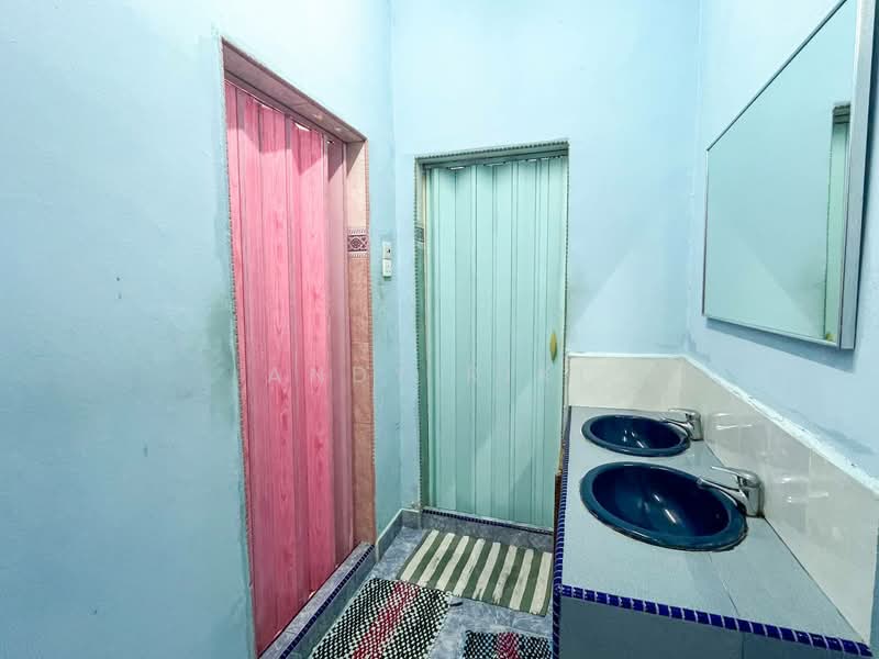 Shop / Office for Rent in Taman Tun Dr Ismail (Kuala Lumpur) - Andy Riki - Bathroom - PropertyGuru.com.my