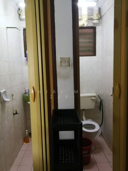 Rumah Flat untuk Dijual di Flat PKNS Section 7 - Danial Mohd Zaki - Bathroom - PropertyGuru.com.my