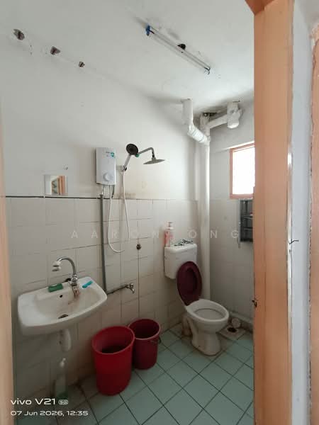 Rumah Flat untuk Disewa di Danau Kota Flat - Aaron Ong - Bathroom - PropertyGuru.com.my