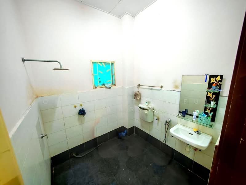 2-storey Terraced House for Sale in Kampung Jenderam Hilir (Dengkil) - Mohd Aizat Saiful Bahri - Bathroom - PropertyGuru.com.my