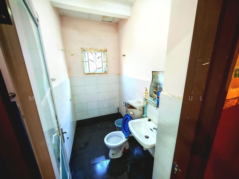2-storey Terraced House for Sale in Kampung Jenderam Hilir (Dengkil) - Mohd Aizat Saiful Bahri - Bathroom - PropertyGuru.com.my