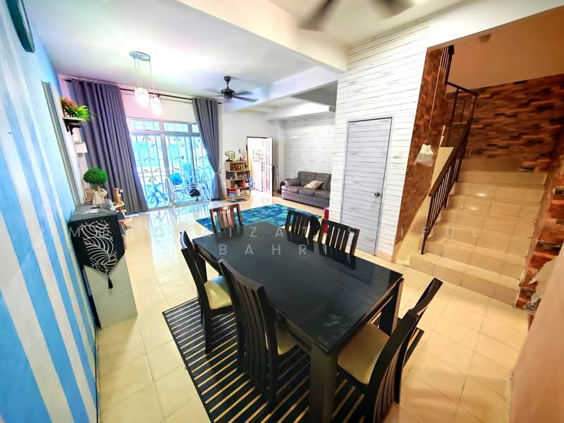 2-storey Terraced House for Sale in Kampung Jenderam Hilir (Dengkil) - Mohd Aizat Saiful Bahri - Living Room - PropertyGuru.com.my