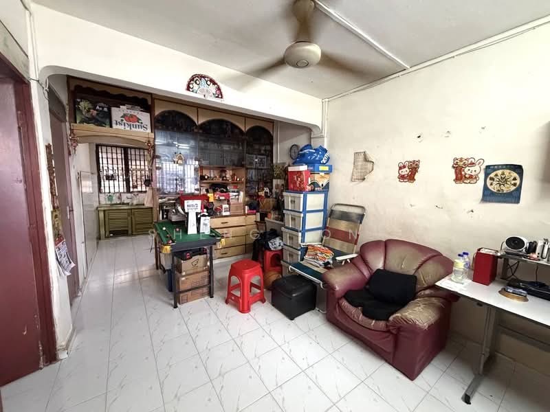 Flat for Sale at Flat Taman Ungku Tun Aminah - Sheng Long - Living Room - PropertyGuru.com.my