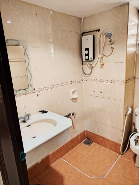 Kondominium untuk Disewa di Gurney Park Condominium - Jinelle Ong - Bathroom - PropertyGuru.com.my