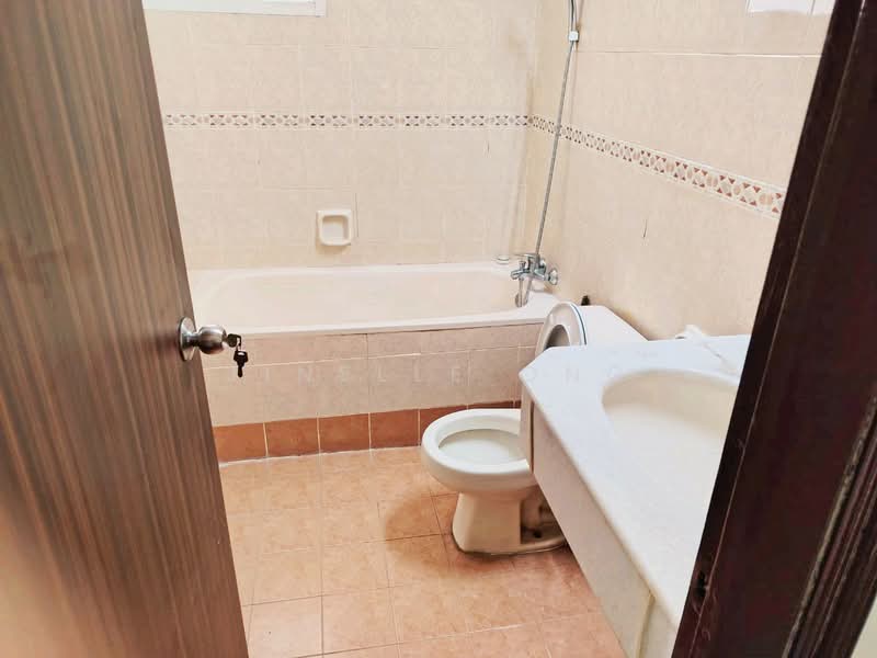 Kondominium untuk Disewa di Gurney Park Condominium - Jinelle Ong - Bathroom - PropertyGuru.com.my