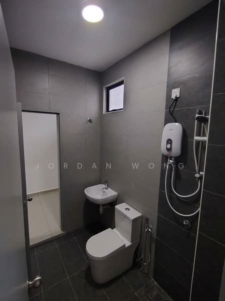 Rumah Teres 2 Tingkat untuk Disewa di Bandar Layangkasa (Pasir Gudang) - Jordan Wong - Bathroom - PropertyGuru.com.my