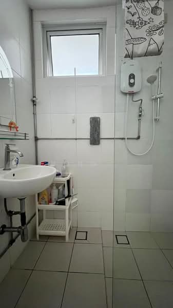 Condominium for Sale at Surin Condominium - Hong . - Bathroom - PropertyGuru.com.my