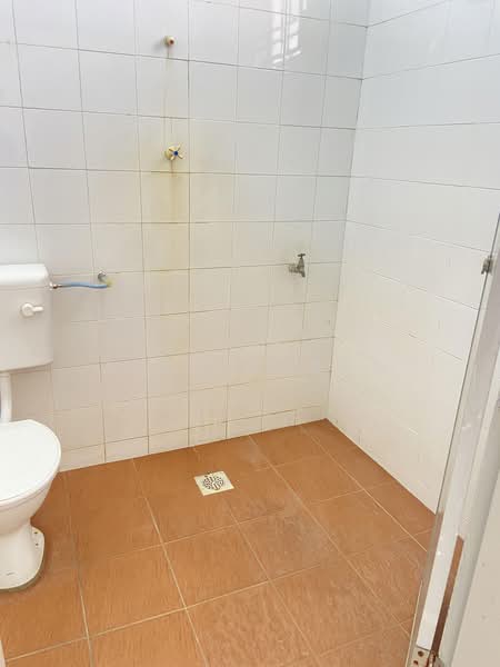 2-storey Terraced House for Sale in Taman Tiara (Tangkak) - Alex Cheah - Master washroom - PropertyGuru.com.my