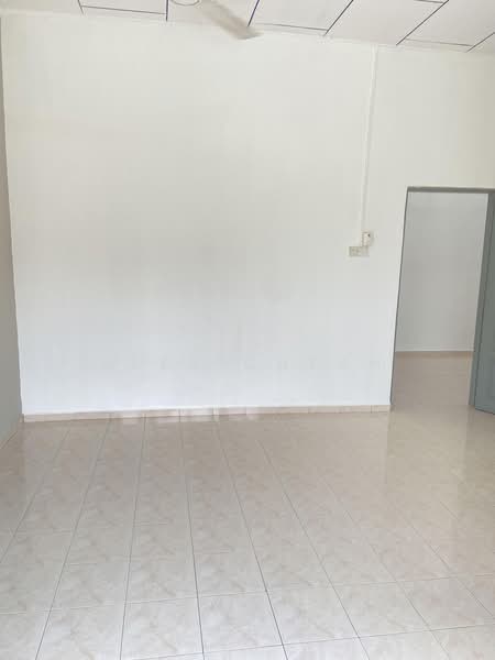 2-storey Terraced House for Sale in Taman Tiara (Tangkak) - Alex Cheah - Masterbedroom - PropertyGuru.com.my